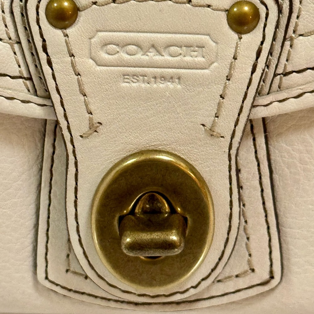 Coach Cream Leather Kiss-Lock Wallet with Brass Hardware - Picture 3 of 10